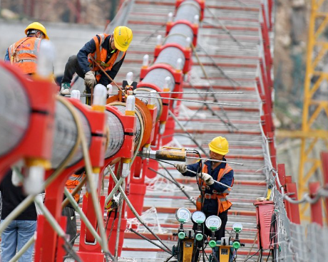 懸索橋建設高處作業工人佩戴防墜器